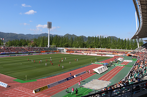スタジアムは客席を制限するなど感染症対策が実施されていた。多くの観客が訪れ、手拍子などで応援していた。