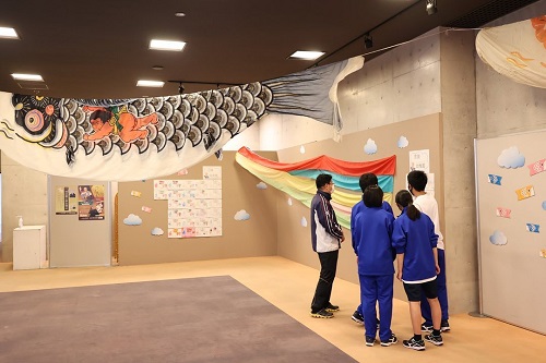 企画展初日から来場者が多く訪れていた
