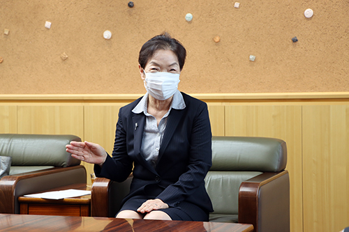 「社会に貢献できるように頑張りたい」と抱負を語る岡村監査委員