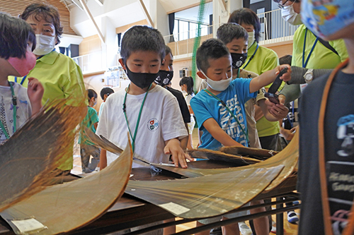 鯨のひげや歯が展示された。興味津々のようすで触れる子どもたち