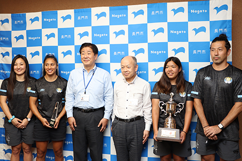 総合優勝を報告したながとブルーエンジェルスのコーチと選手