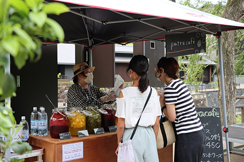 音信川や大寧寺川周辺に飲食店舗やアクティビティなどの店舗が出店