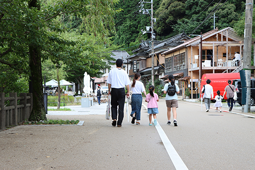 多くの人が「オソト天国」でそぞろ歩きを楽しんだ