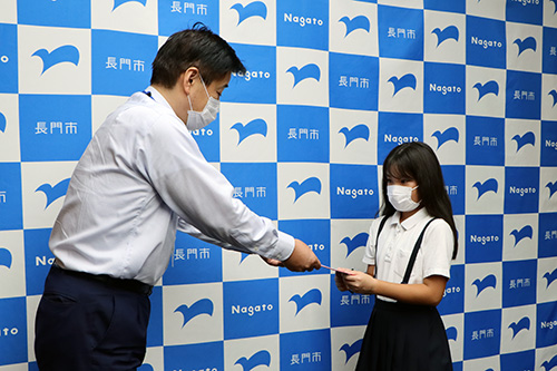 江原市長から激励費が贈呈された