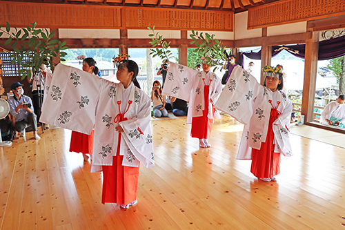 季節の巡りや自然の恵みに感謝し、小学生による舞などが奉納される