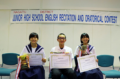 左から暗唱の部1位の宮本さん、弁論の部1位の森田さん、同じく２位の山下さん