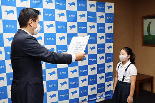江原市長から賞状と記念品が贈られた