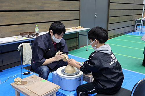 陶芸体験では、コップや茶碗をつくったりろくろを体験したりした