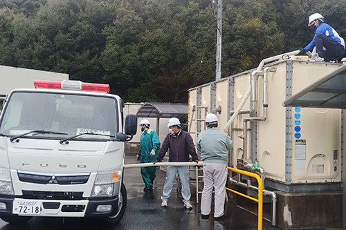 給水車から福祉施設のタンクへ給水