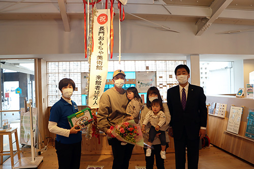 長岡さんは３歳と１歳の子どもさんに木のおもちゃで遊ばせてあげたいと来館