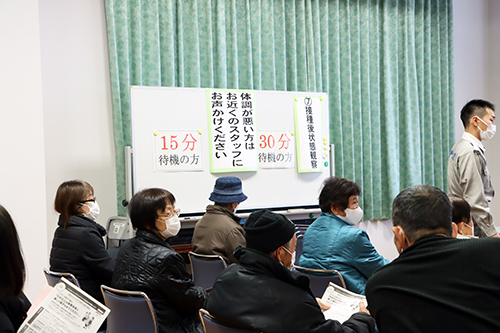 接種後は急に起こる副反応に対応できるよう様子をみる。救急隊員も待機している
