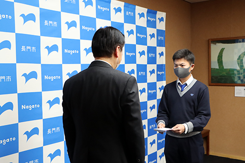 江原市長から激励費が贈呈された