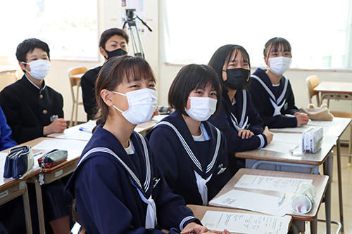 高松アナウンサーの貴重な話に生徒は笑顔