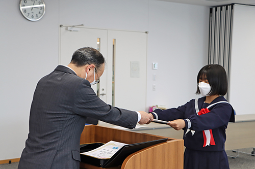 受賞者には賞状とメダルが授与された