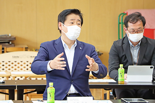 「子育て目線での意見をぜひ聞かせてほしい」と話す江原市長