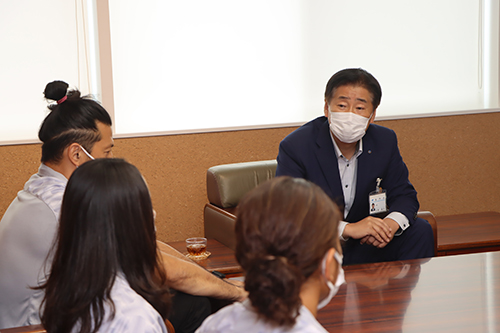 江原市長からご活躍に対して称賛と激励のことばが贈られる。