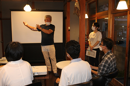 癒しと温泉と観光をかけあわせたウェルビーイングの取組について学ぶ。株式会社SD-WORLDの代表の藤永さんの話をきく。
