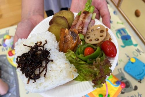 この日は公立保育園の給食の試食会も行われた