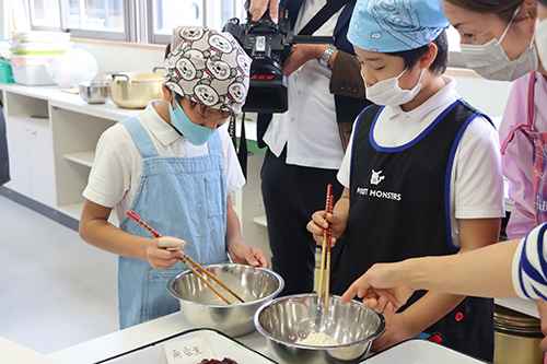 深川小学校の調理室で「くじら料理教室」が開催