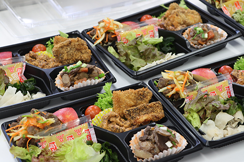 クジラ肉郷土料理（クジラカツ・オーロラソース和え、カレーマリネ、南蛮煮、くじらなます、くじら汁）を調理