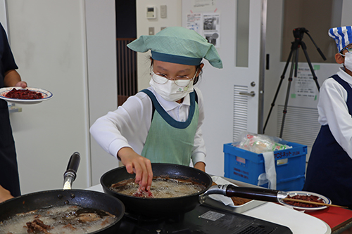 子どもたちは揚げ物にもチャレンジ