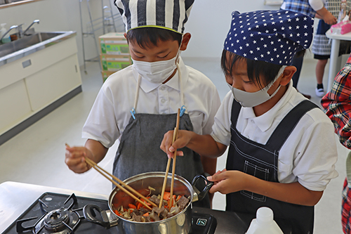 油谷なでしこなどの関係者や保護者から手ほどきを受けながら料理を作った