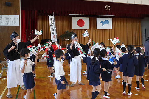 明倫小学校で初めて開催された滝坂神楽舞の体験学習