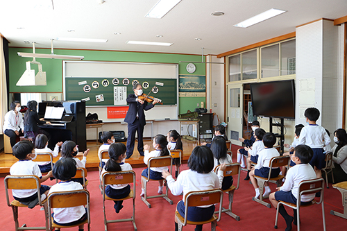 浅田小学校で山口きらめき財団主催の「きらめき音楽教室」が開催