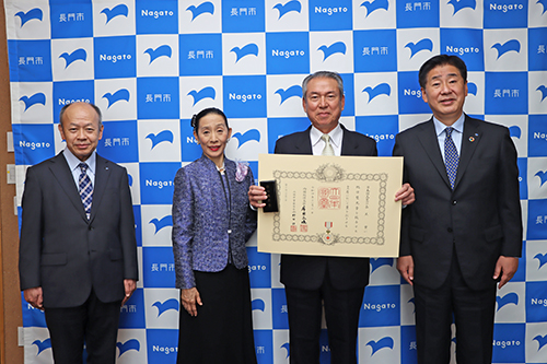旭日双光章を受章した長尾實さん（右から2人目）