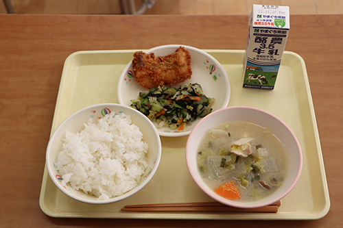 給食では「きじはたのフライ」が提供された。きじはたが給食で提供されることはめずらしい