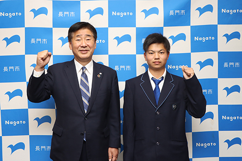ゴルフの全国大会に出場する小川さんが来訪し、市長激励会が開催された。