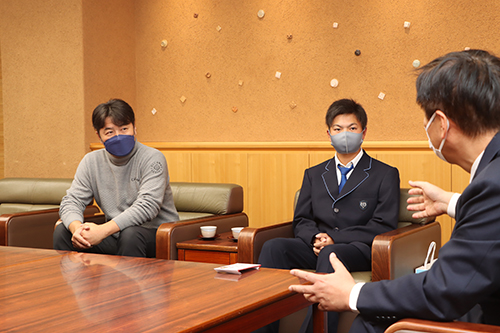 歓談では、日ごろの練習のようすやスコアなどさまざまなお話が飛び出した