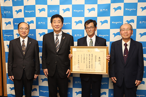 長門市役所で行われた、令和４年度地域文化功労者表彰を受賞した滝坂神楽保存会が市長への受賞報告会