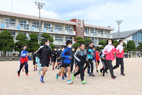 仙崎小学校で開催された陸上教室in仙崎