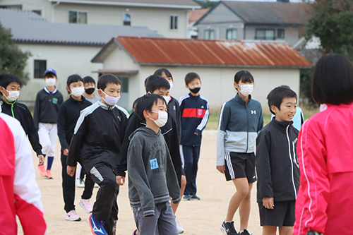 身体の動かし方を楽しく学ぶ。子どもたちからは終始笑顔が見られた