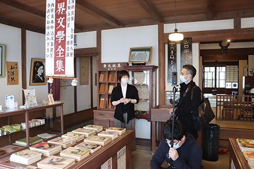 金子みすゞ記念館での撮影の様子。バーチャル修学旅行では長門市のお菓子などのお土産の疑似購入体験も予定されている。