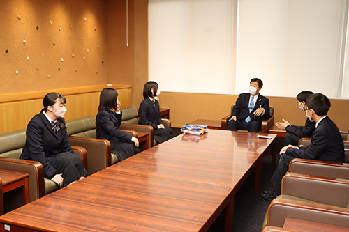 歓談では、高校生から江原市長に、論題や働き方、情報発信のことなどについて質問が投げかけられた。