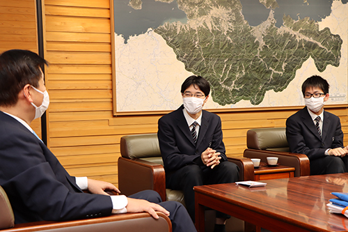 「英語部の活動をもっと知ってほしい」と話す生徒。江原市長は「全国大会への出場はとてもすばらしいこと。先輩から受け継ぎ、後輩へ伝えていってほしい」と話す。
