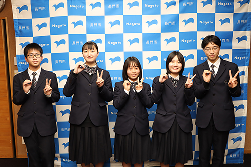 ポーズを決めて記念撮影する大会出場者。左から、岡本さん、吉村さん、岡嶋さん、豊田さん、谷さん。（この日、木下さんは欠席）