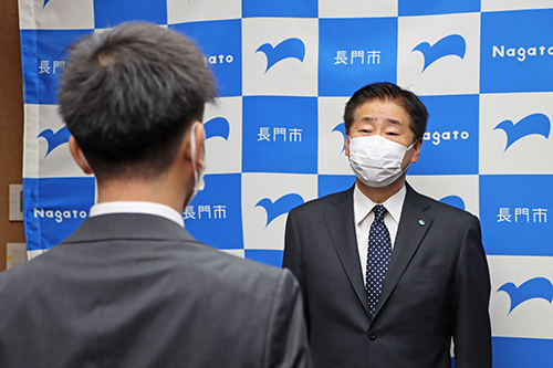 3年間の活動へのねぎらいとこれからの活動に対する期待を話す江原市長