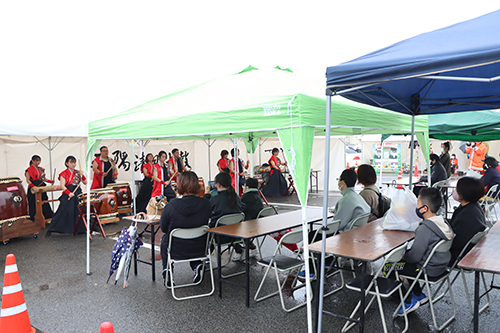 ステージでは太鼓の演奏も行われた。