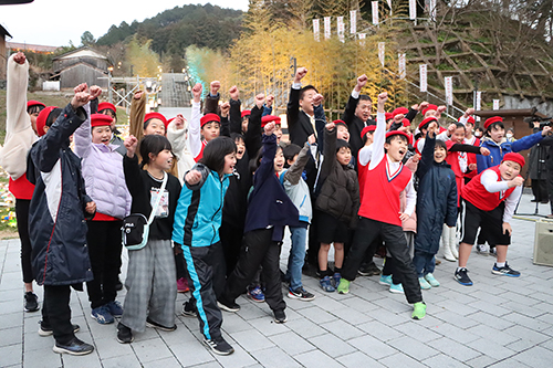 点灯式では市長や子どもたちがカウントダウンを行い点灯を行った。