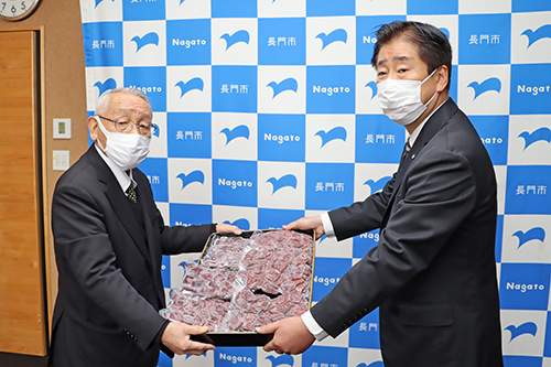 長門大津くじら食文化を継承する会・上田会長から江原市長に鯨肉が贈呈された