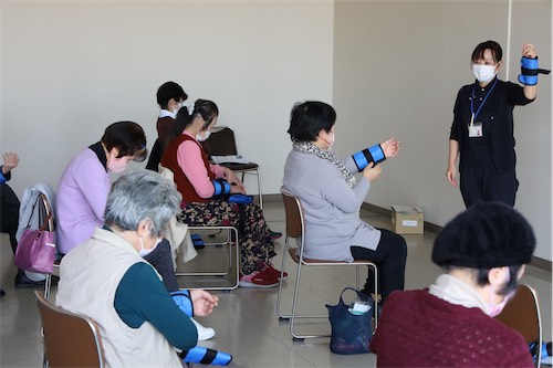いきいき体操はおもりを腕や足につけて行う