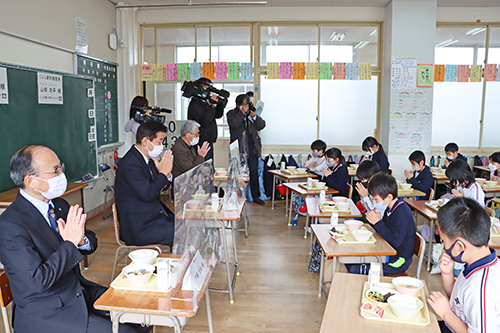 みんなで手を合わせてくじらを「いただきます」