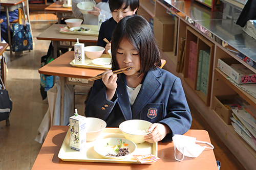 子どもたちは「やわらかくて美味しい」と感想を話した