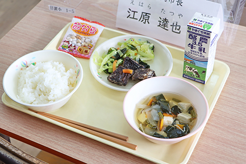 今日の献立（くじらの竜田揚げ、豆腐のすまし汁、わかめの酢の物、節分豆、ご飯、牛乳）