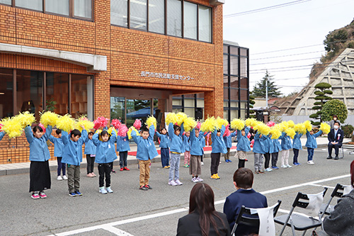 みのり保育園の園児が歌とダンスのパフォーマンスで会場を盛り上げる
