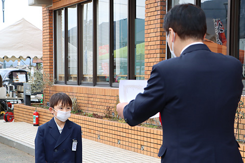 愛称の原案を応募した中田伊織さんに賞状が手渡された