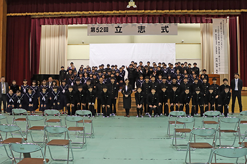 三隅中学校で第52回立志式と、坪内知佳さんを講師に迎えた記念講演会が開催。